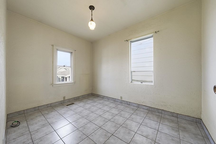 3521 Triumph Street Vancouver, BC - 11