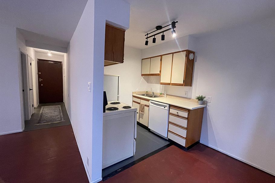 210 1050 Jervis Street Vancouver, BC - 1