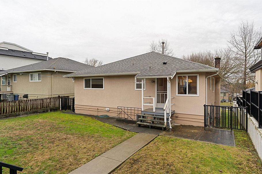 1521 E 64th Avenue Vancouver, BC - 21
