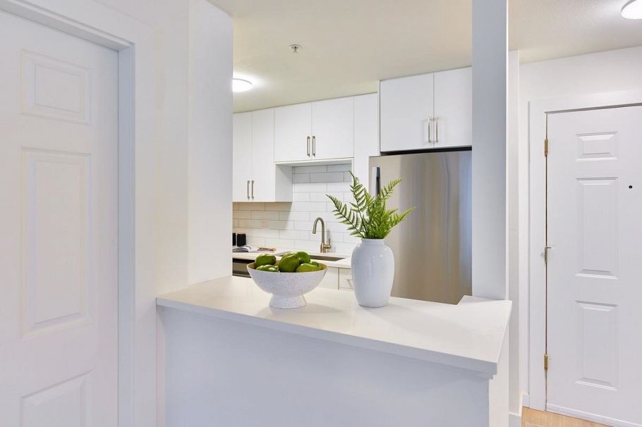 313 855 W 16th Street North Vancouver, BC - 9