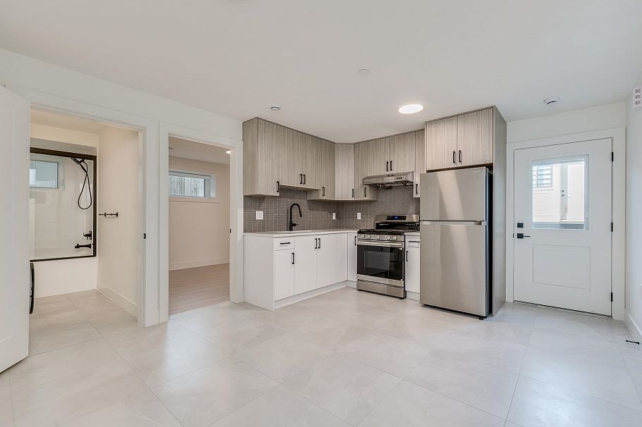 1 2263 E 35th Avenue Vancouver, BC - 22