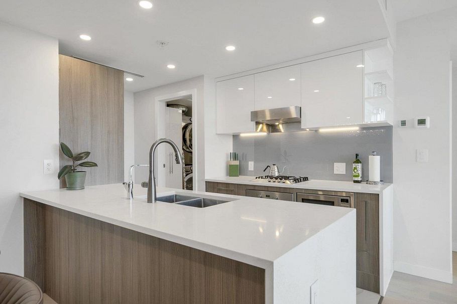 1106 2221 E 30th Avenue Vancouver, BC - 2