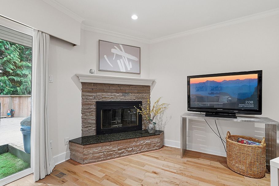 2329 Mountain Highway North Vancouver, BC - 8