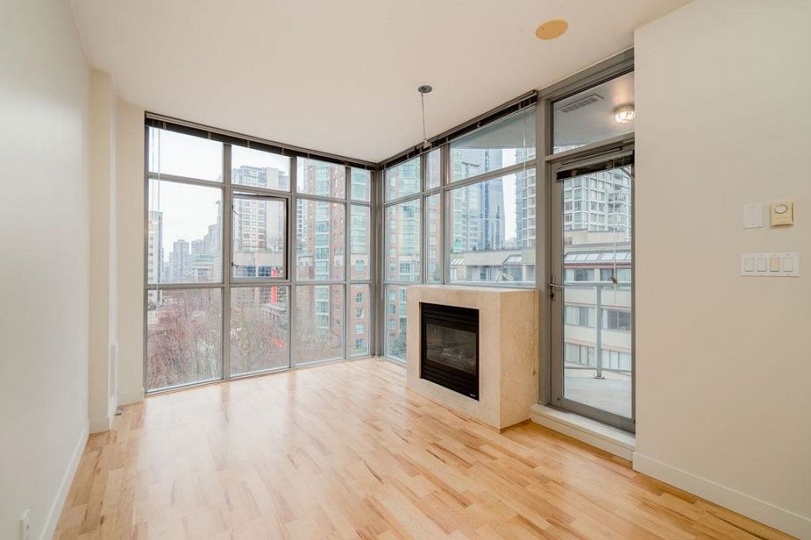 706 1050 Smithe Street Vancouver, BC - 2