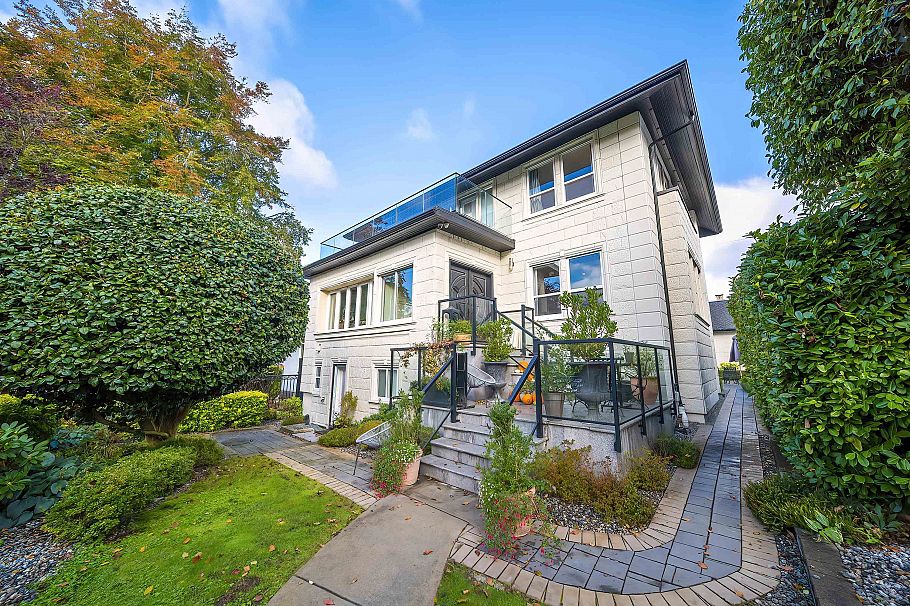 3765 W 3rd Avenue Vancouver, BC - 1