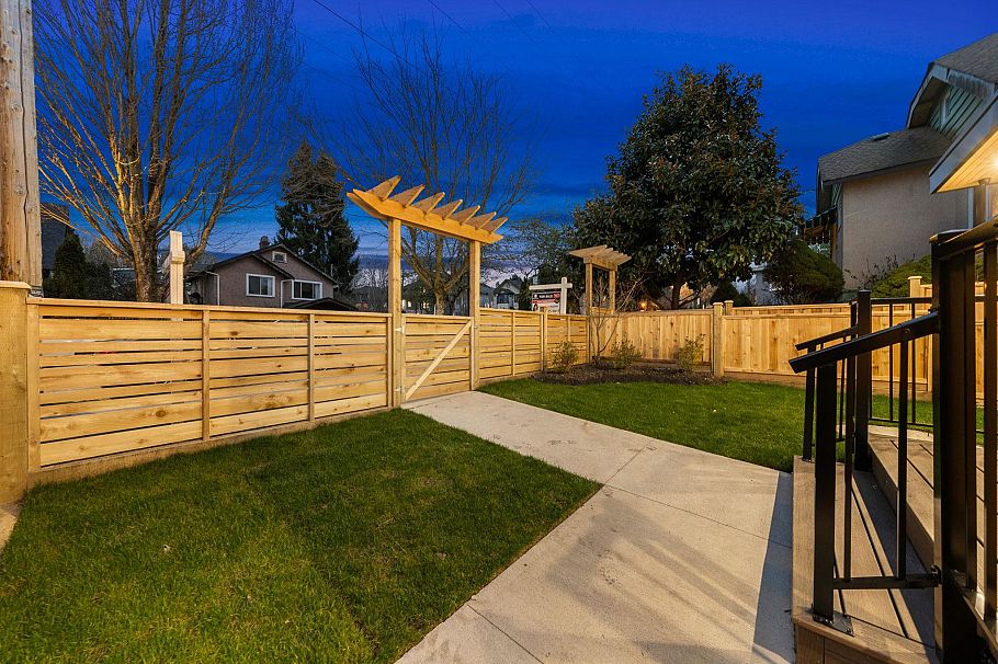 1 1582 E 2nd Avenue Vancouver, BC - 2