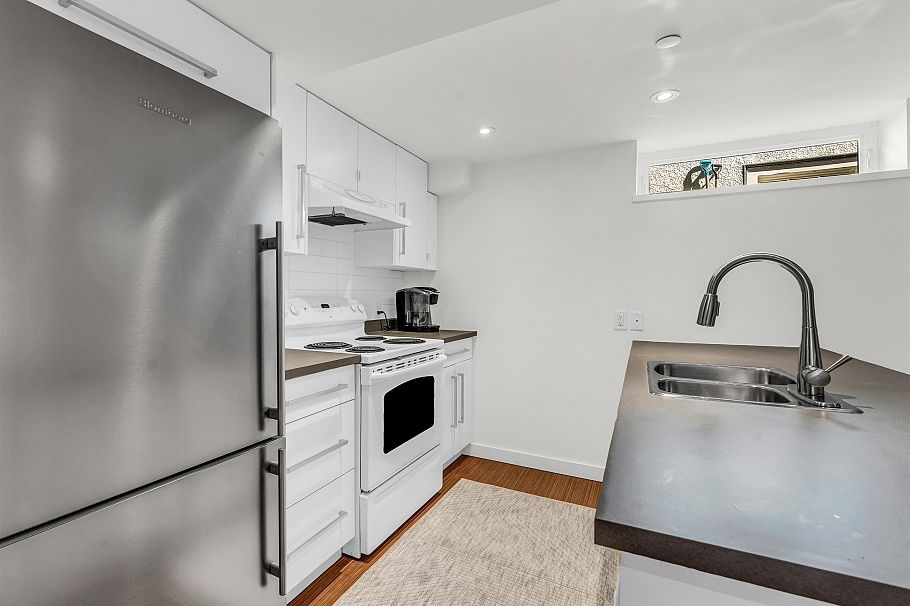 132 W 22nd Avenue Vancouver, BC - 29