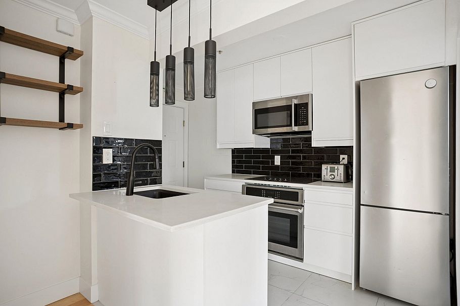 213 1940 Barclay Street Vancouver, BC - 2