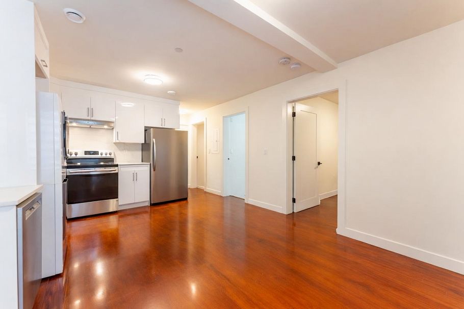 2719 E 46th Avenue Vancouver, BC - 25