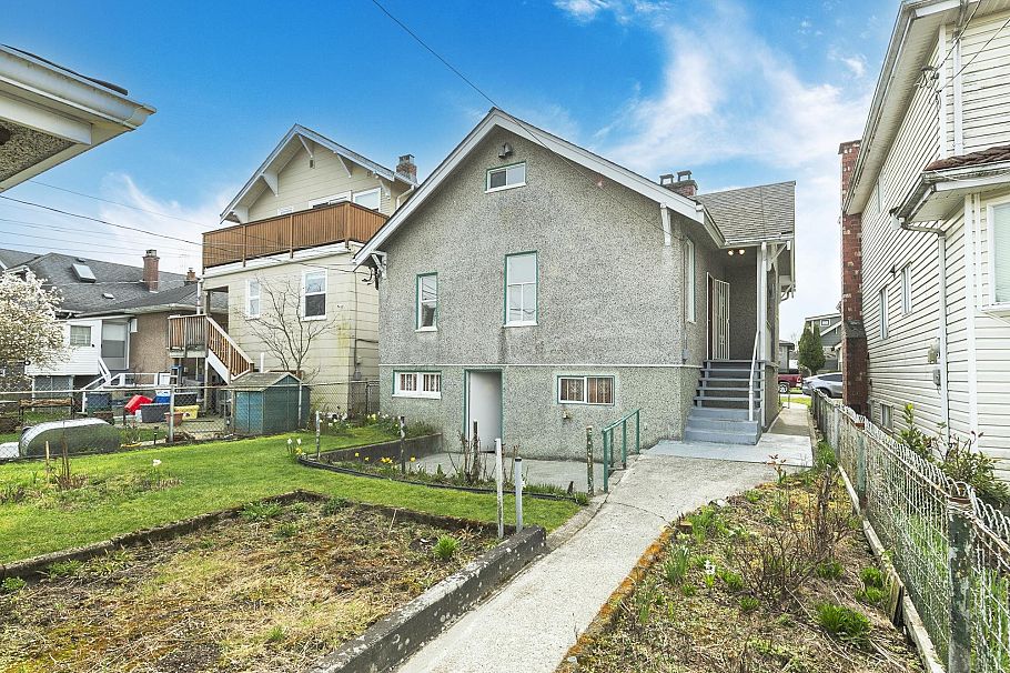 3521 Triumph Street Vancouver, BC - 18