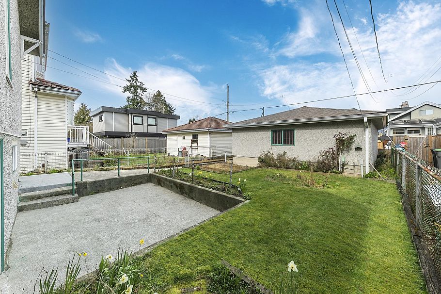 3521 Triumph Street Vancouver, BC - 17