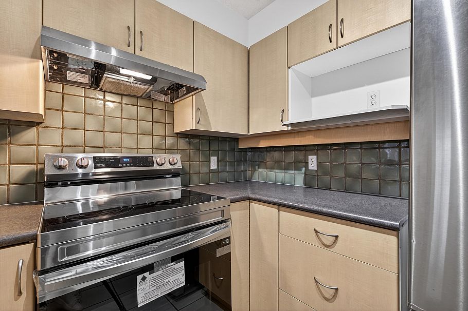 307 3161 W 4th Avenue Vancouver, BC - 9