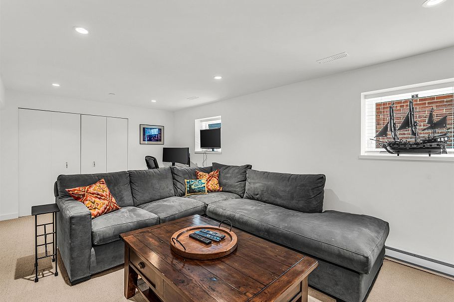 132 W 22nd Avenue Vancouver, BC - 27