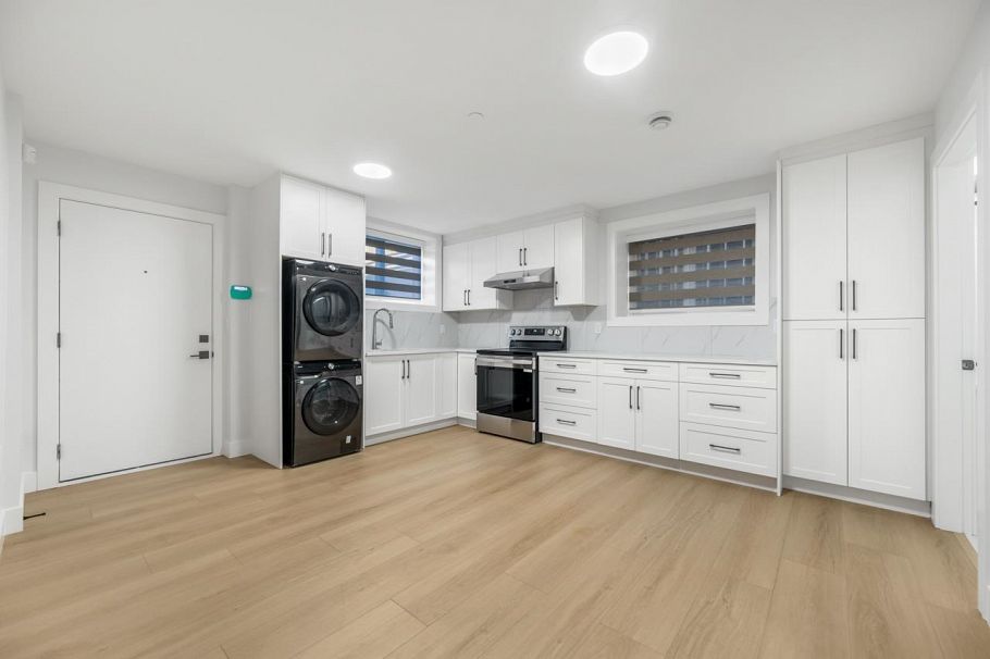 1330 E 64th Avenue Vancouver, BC - 22