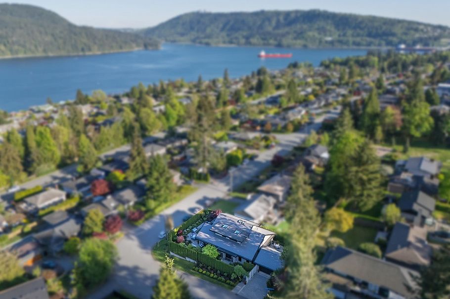 939 Friar Crescent North Vancouver, BC - 40