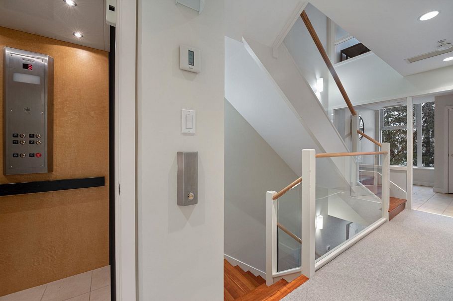 TH20 1281 W Cordova Street Vancouver, BC - 1