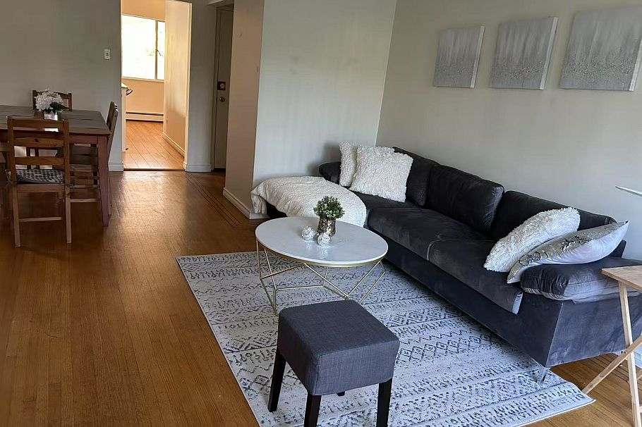 3514 W 8th Avenue Vancouver, BC - 4