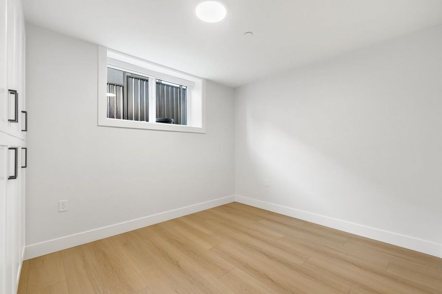 1330 E 64th Avenue Vancouver, BC - 18