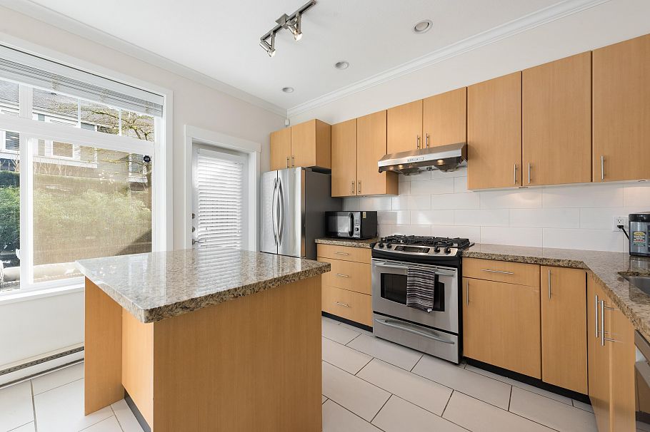 319 W 59th Avenue Vancouver, BC - 2