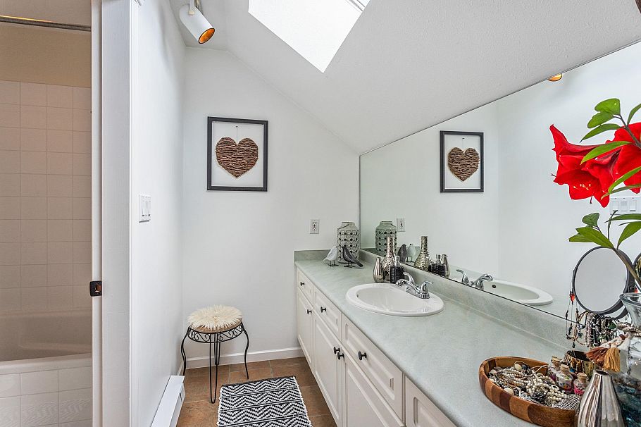 205 1518 Bowser Avenue North Vancouver, BC - 26