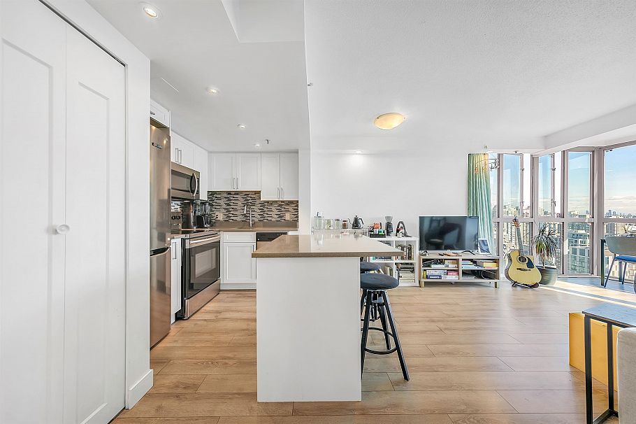 2404 1188 Howe Street Vancouver, BC - 2