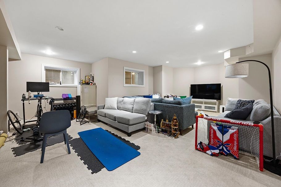 3582 Edgemont Boulevard North Vancouver, BC - 35