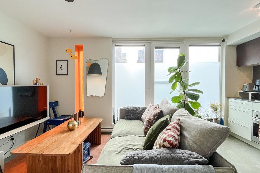 310 150 E Cordova Street Vancouver, BC - 4