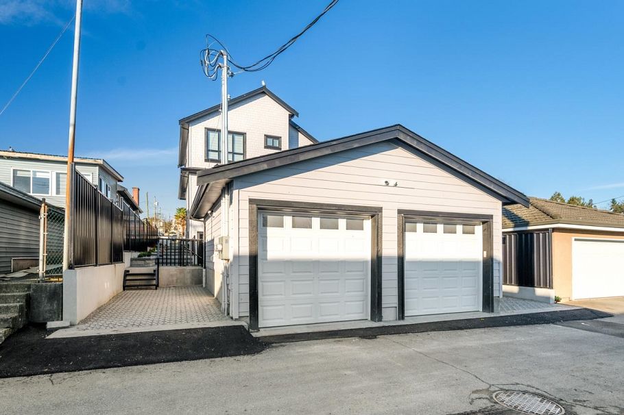 1328 E 64th Avenue Vancouver, BC - 31