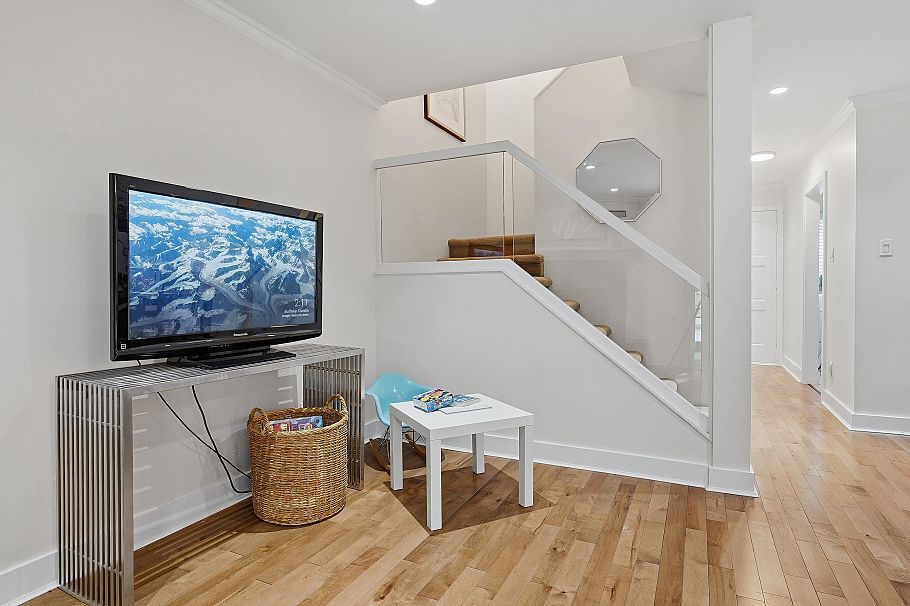 2329 Mountain Highway North Vancouver, BC - 11