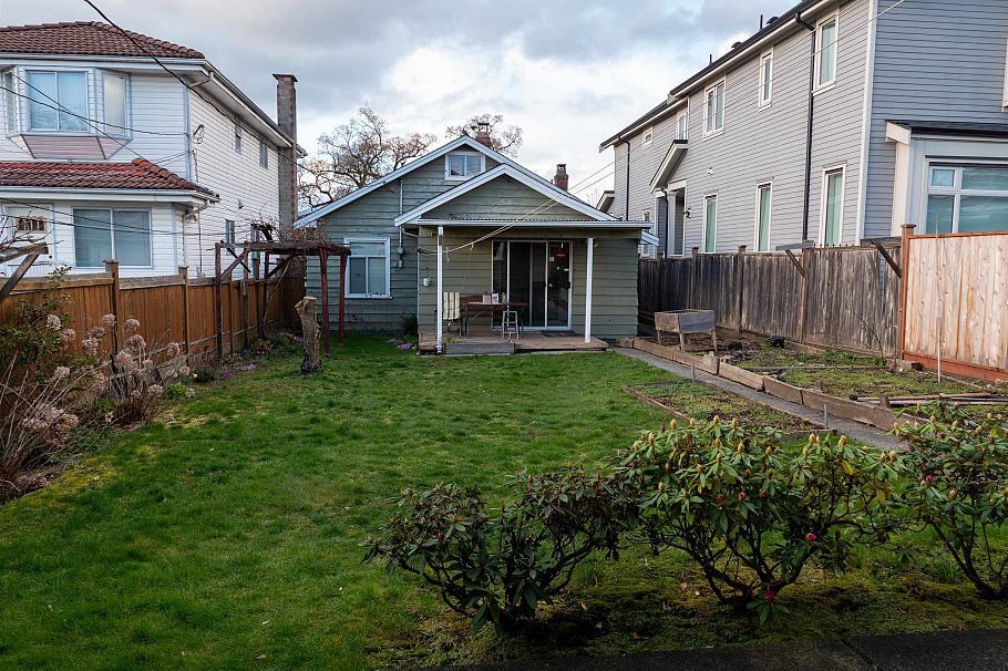 1296 E 27th Avenue Vancouver, BC - 3