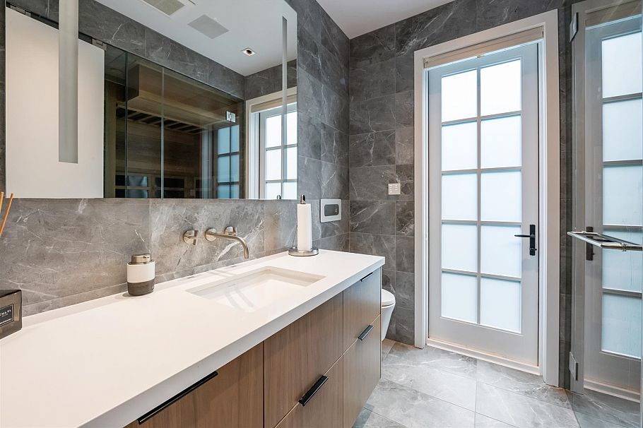 4546 Langara Avenue Vancouver, BC - 7