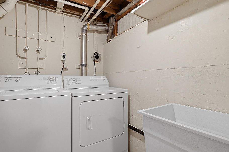 2329 Mountain Highway North Vancouver, BC - 31