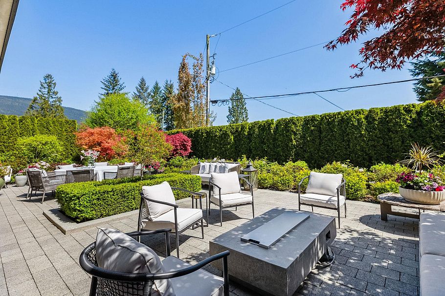 939 Friar Crescent North Vancouver, BC - 33