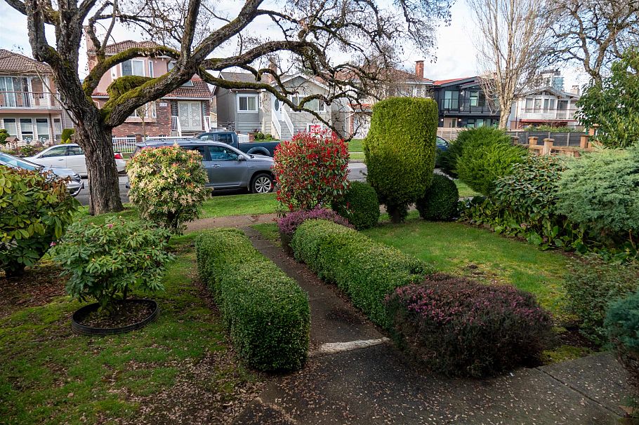 1296 E 27th Avenue Vancouver, BC - 2