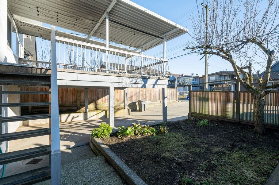 2654 Oxford Street Vancouver, BC - 38