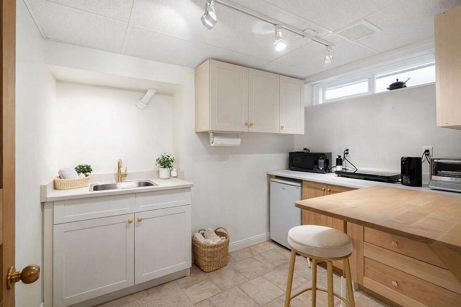 1655 W 41st Avenue Vancouver, BC - 12