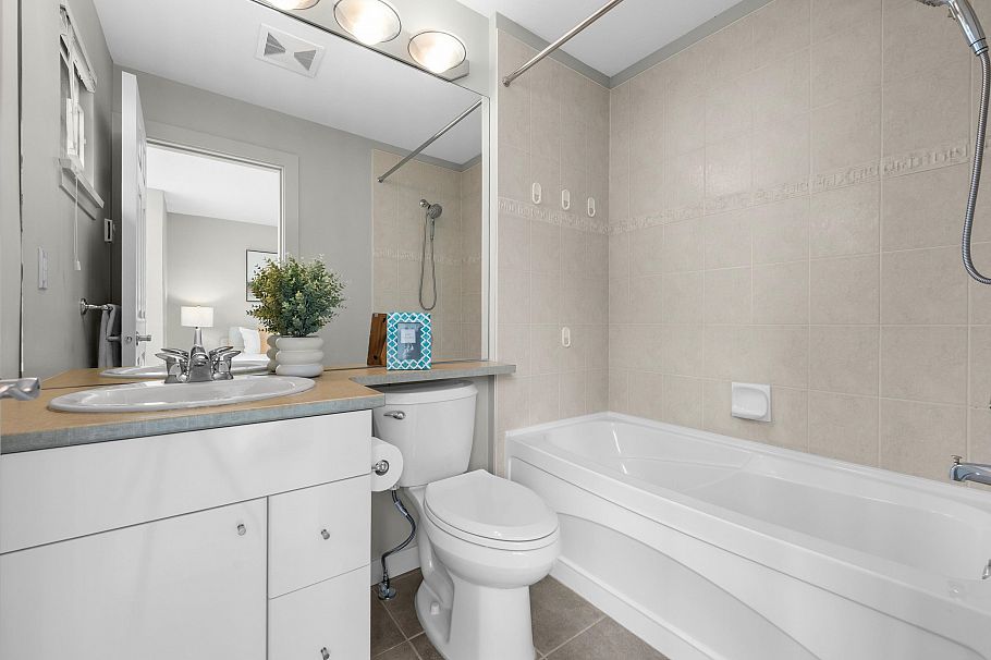 7148 Mont Royal Square Vancouver, BC - 26