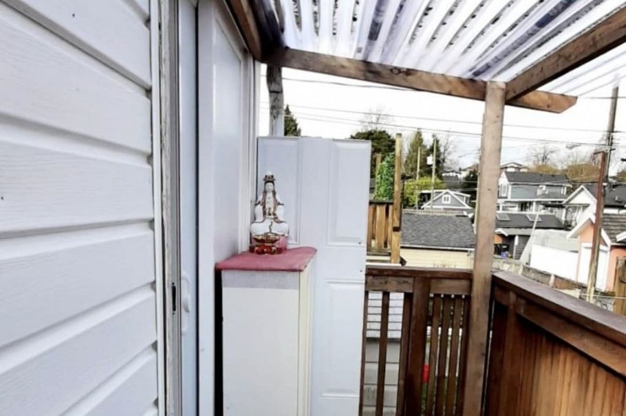 1939 E 39th Avenue Vancouver, BC - 39