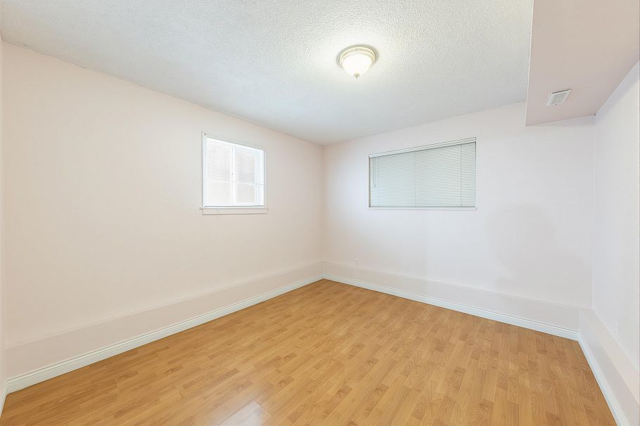 3206 Adanac Street Vancouver, BC - 32