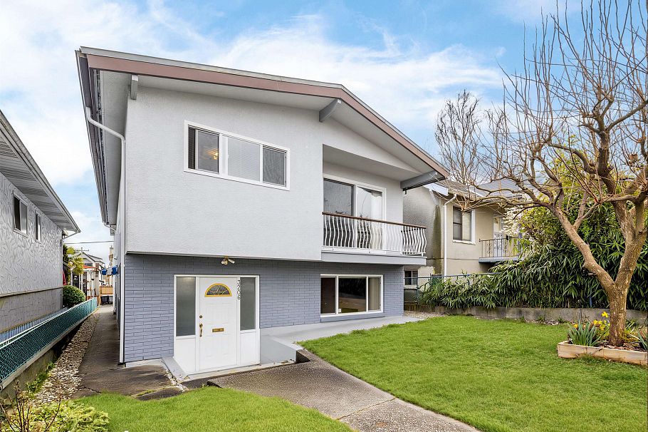 3206 Adanac Street Vancouver, BC - 2