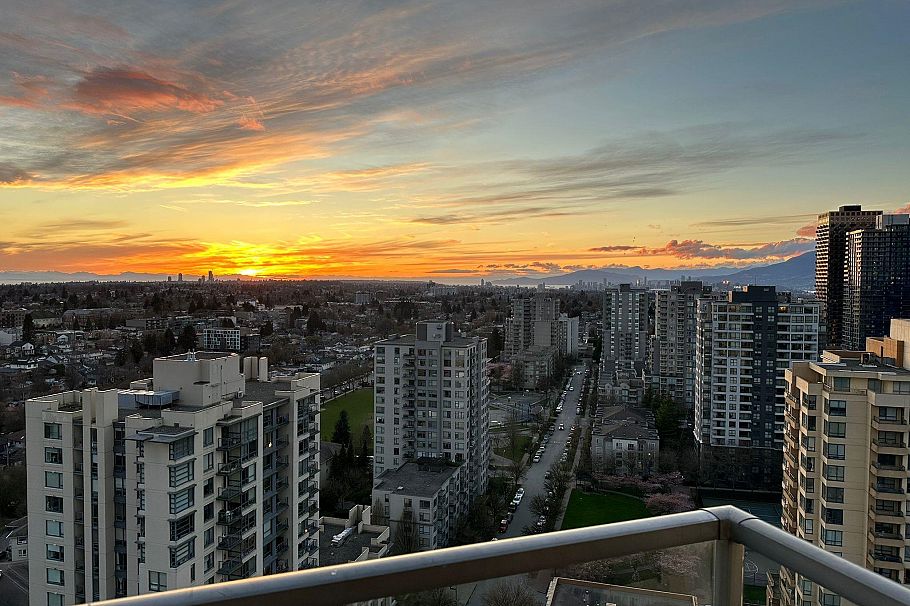 2508 3663 Crowley Drive Vancouver, BC - 2