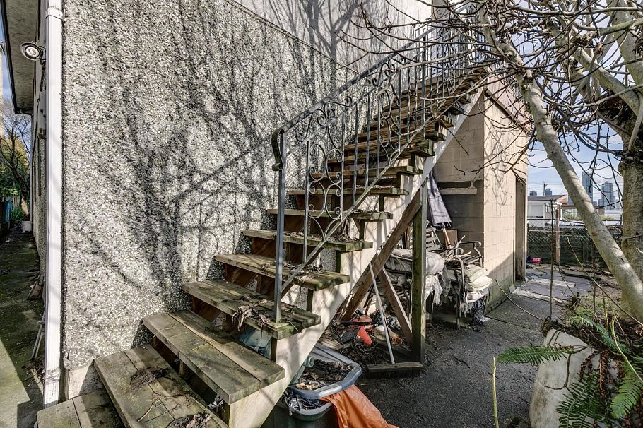 3254 E 5th Avenue Vancouver, BC - 32