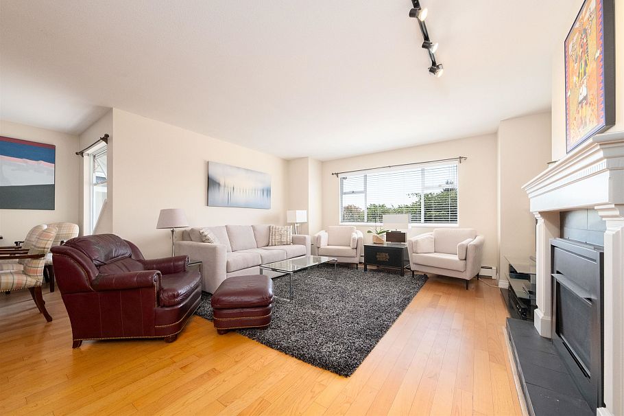 4 260 E 4th Street North Vancouver, BC - 1
