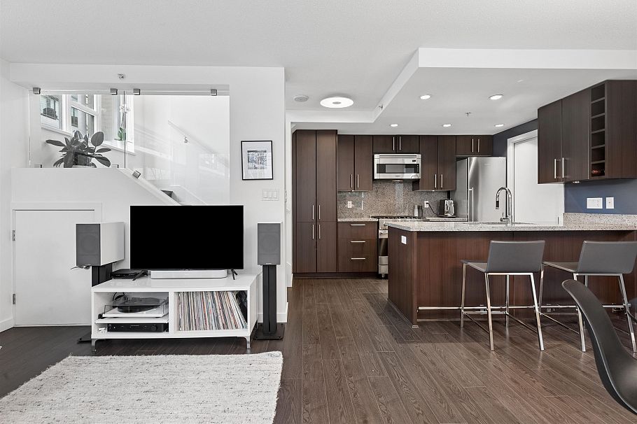 156 W 1st Avenue Vancouver, BC - 17