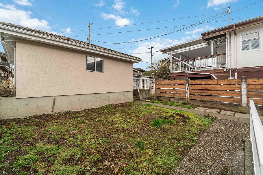 2667 E 47th Avenue Vancouver, BC - 34