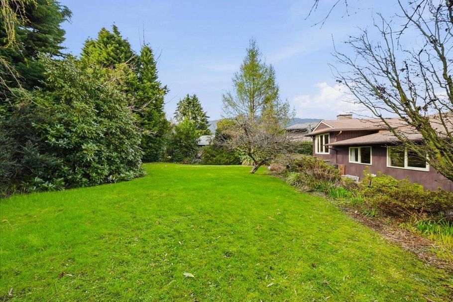 809 Roslyn Boulevard North Vancouver, BC - 8