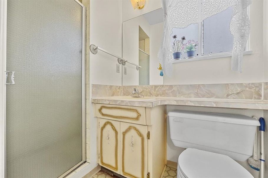 919 E 39th Avenue Vancouver, BC - 18