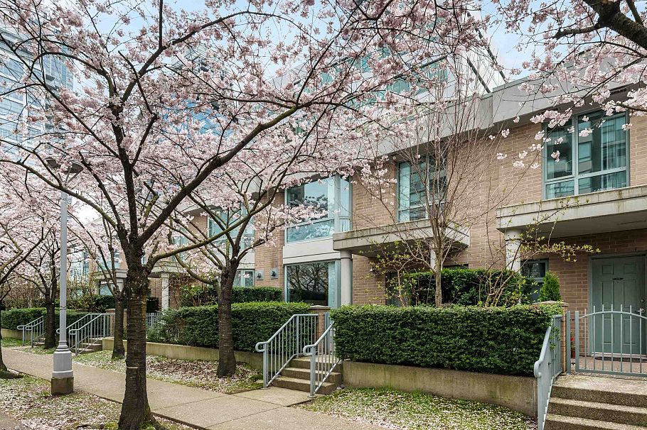 TH4 1889 Rosser Avenue Burnaby, BC - 1