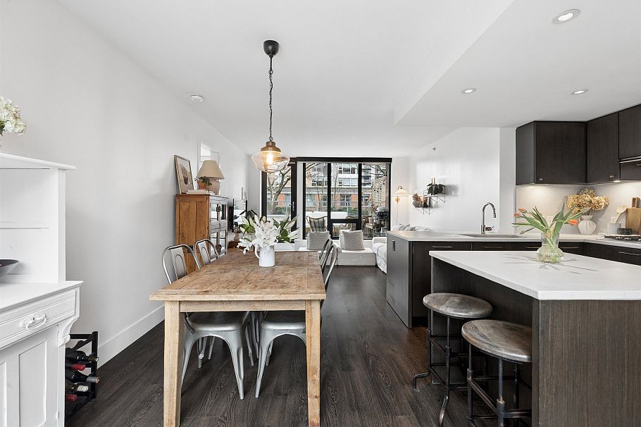 303 150 W 15th Street North Vancouver, BC - 3