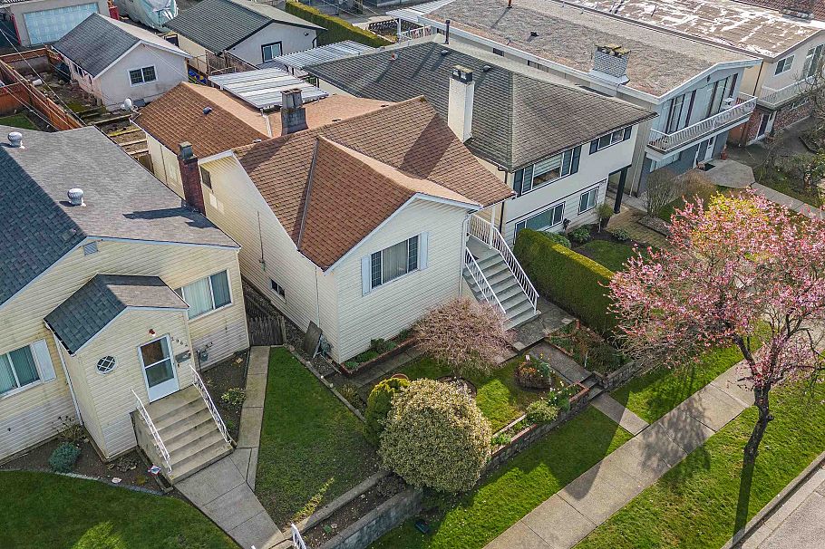 2958 E 4th Avenue Vancouver, BC - 5